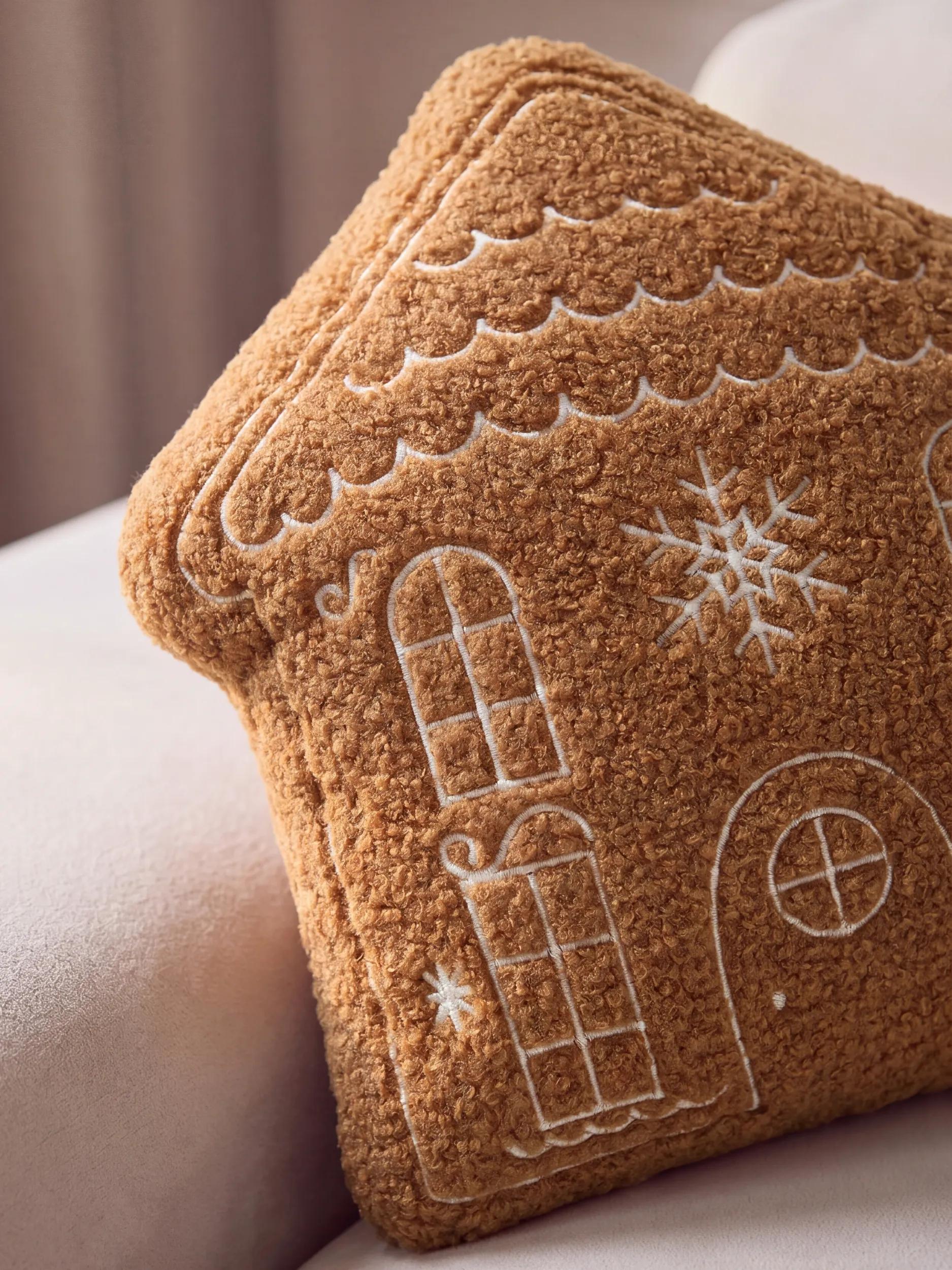 Pernă de Crăciun Gingerbread House – Maro