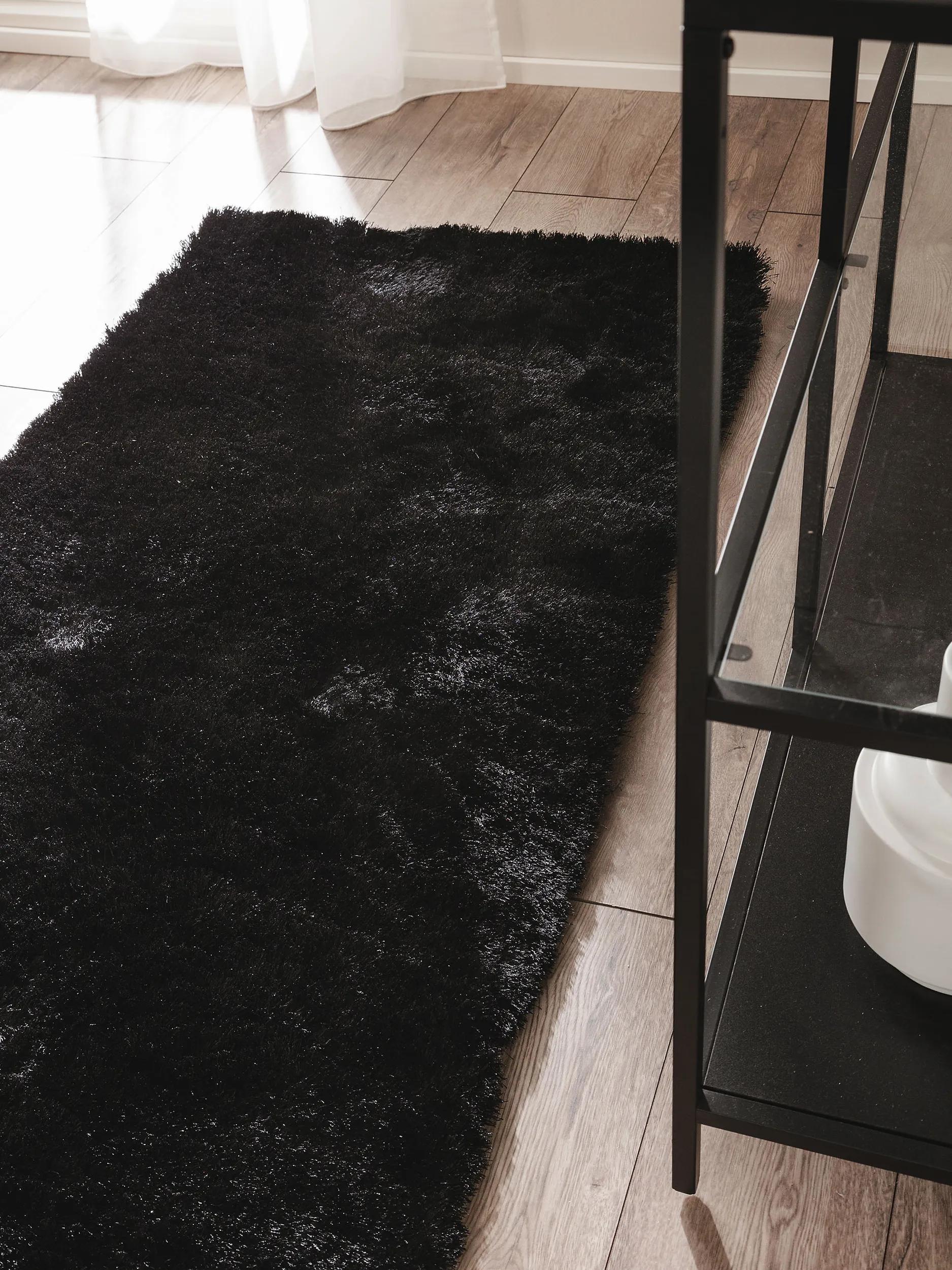 Traversă pufos Whisper – Negru